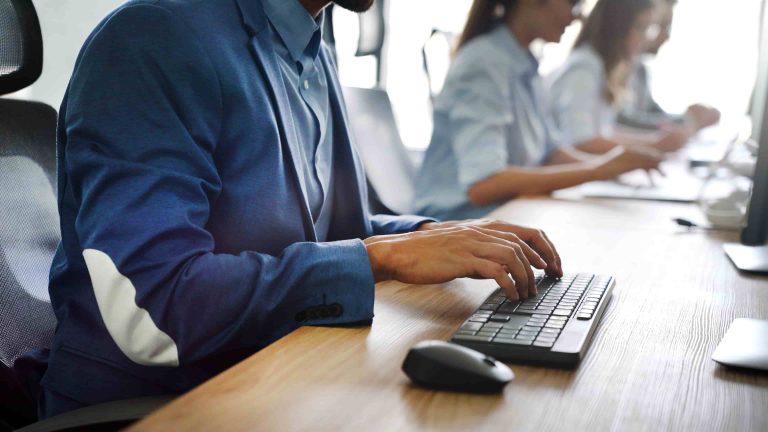 personnes qui travaillent sur l'ordinateur